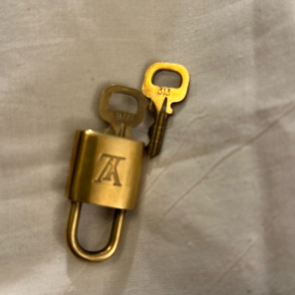 AUTHENTIC Vintage Louis Vuitton GOLD Lock & Keys (2) MAKE OFFER - Picture 3 of 3